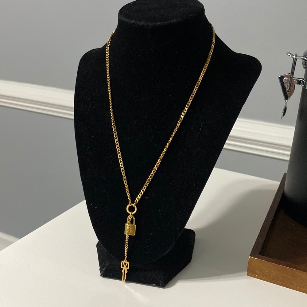 18k plated not real gold this are plated brand new necklace 18 to 20 inch